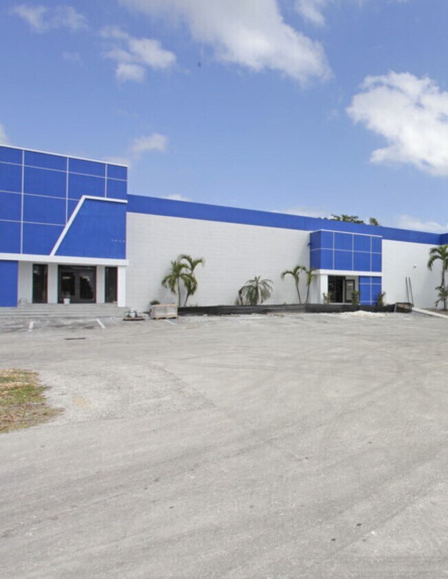 Exterior of 800 Powerline Road / 800 NW 65th Street building